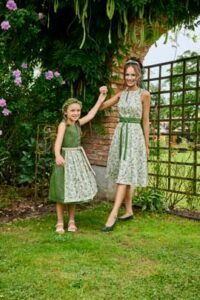 Mama und Tochter im Dirndl